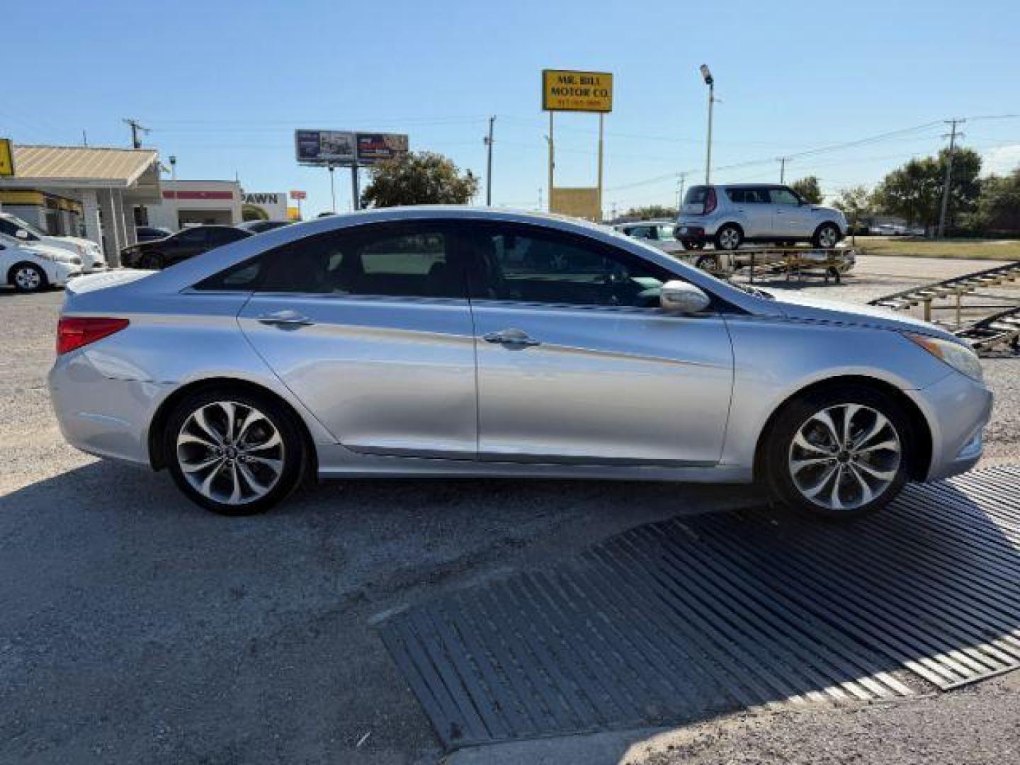 2014 SILVER Hyundai Sonata SE (5NPEC4AB3EH) , located at 2715 W Pioneer Pkwy, Arlington, TX, 76013, (817) 265-9009, 32.710262, -97.153236 - Photo#4