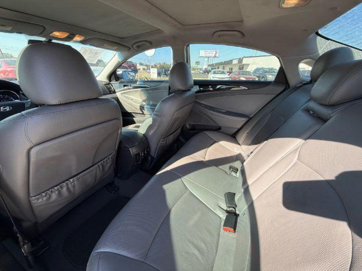 2014 SILVER Hyundai Sonata SE (5NPEC4AB3EH) , located at 2715 W Pioneer Pkwy, Arlington, TX, 76013, (817) 265-9009, 32.710262, -97.153236 - Photo#10