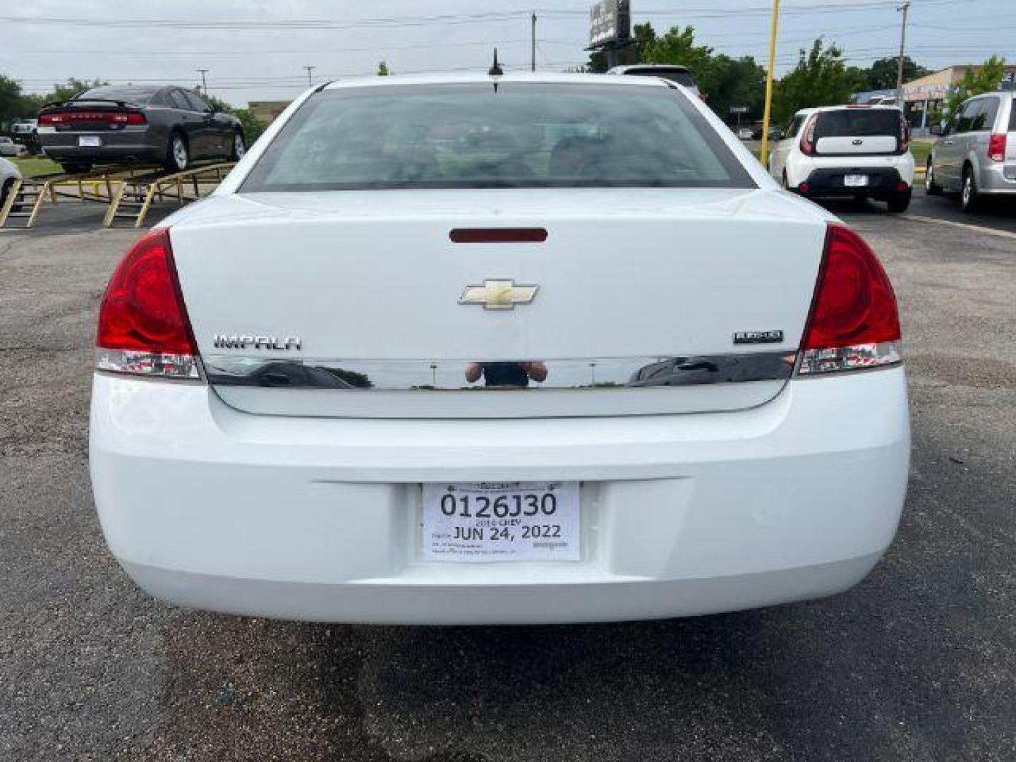 2015 WHITE Chevrolet Impala Limited LS (2G1WA5E39F1) with an 3.6L V6 DOHC 16V FFV engine, 6-Speed Automatic transmission, located at 2715 W Pioneer Pkwy, Arlington, TX, 76013, (817) 265-9009, 32.710262, -97.153236 - Photo#6