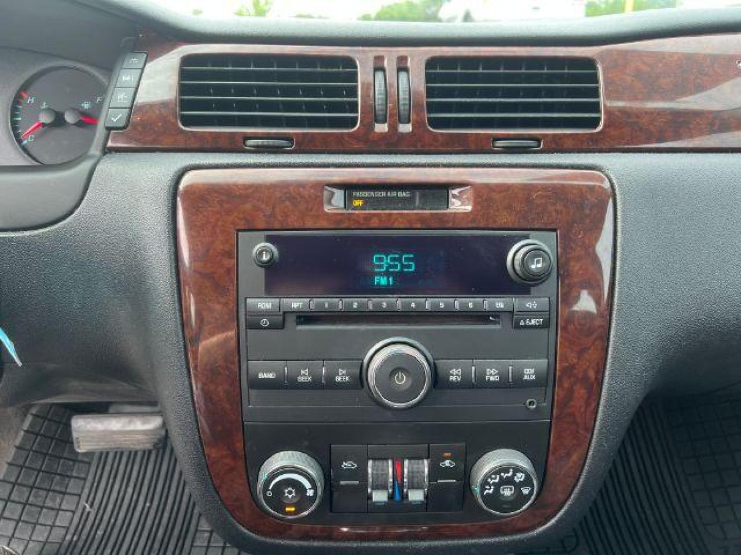 2015 WHITE Chevrolet Impala Limited LS (2G1WA5E39F1) with an 3.6L V6 DOHC 16V FFV engine, 6-Speed Automatic transmission, located at 2715 W Pioneer Pkwy, Arlington, TX, 76013, (817) 265-9009, 32.710262, -97.153236 - Photo#16