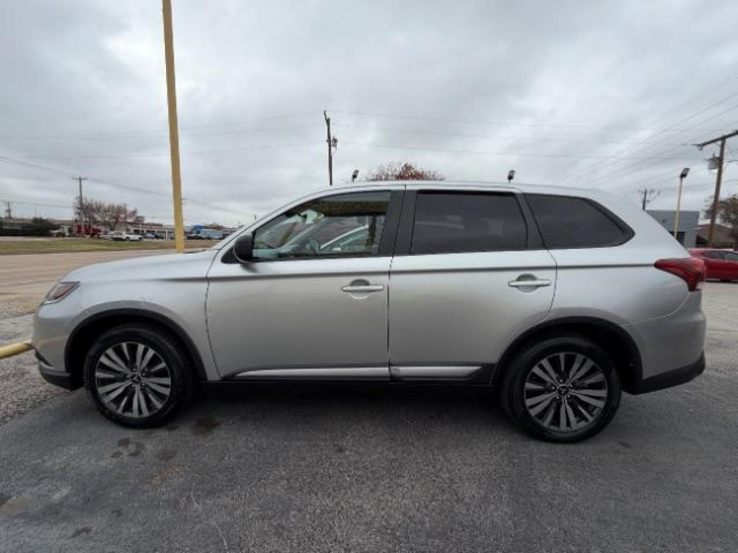 2020 SILVER Mitsubishi Outlander ES 2.4 (JA4AD2A38LZ) with an 2.4L I-4 MIVEC variable valve control engine, located at 2715 W Pioneer Pkwy, Arlington, TX, 76013, (817) 265-9009, 32.710262, -97.153236 - Photo#2
