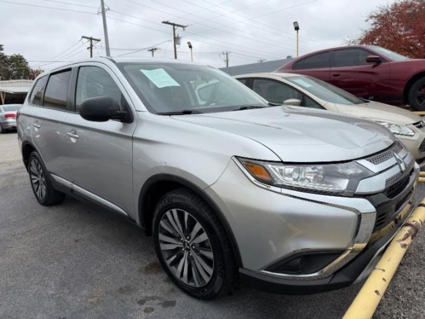 2020 SILVER Mitsubishi Outlander ES 2.4 (JA4AD2A38LZ) with an 2.4L I-4 MIVEC variable valve control engine, located at 2715 W Pioneer Pkwy, Arlington, TX, 76013, (817) 265-9009, 32.710262, -97.153236 - Photo#3