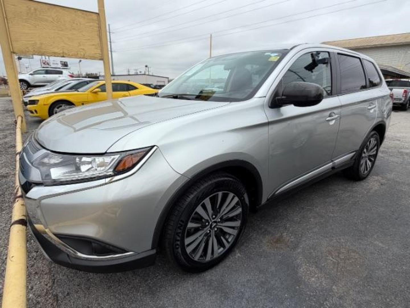 2020 SILVER Mitsubishi Outlander ES 2.4 (JA4AD2A38LZ) with an 2.4L I-4 MIVEC variable valve control engine, located at 2715 W Pioneer Pkwy, Arlington, TX, 76013, (817) 265-9009, 32.710262, -97.153236 - Photo#4