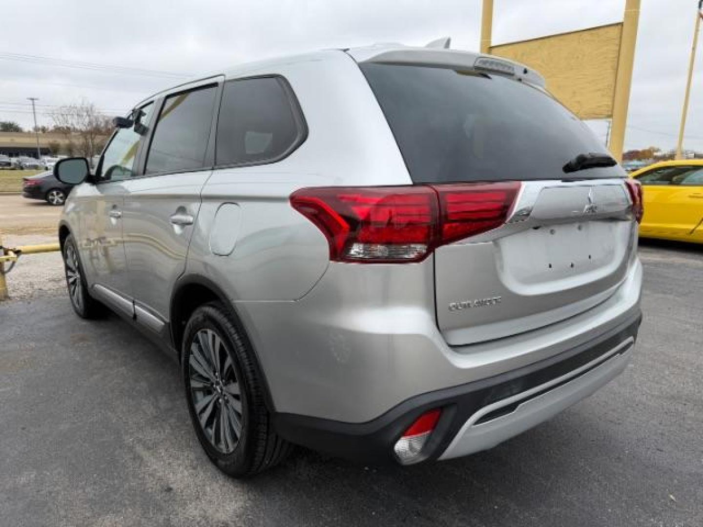 2020 SILVER Mitsubishi Outlander ES 2.4 (JA4AD2A38LZ) with an 2.4L I-4 MIVEC variable valve control engine, located at 2715 W Pioneer Pkwy, Arlington, TX, 76013, (817) 265-9009, 32.710262, -97.153236 - Photo#5