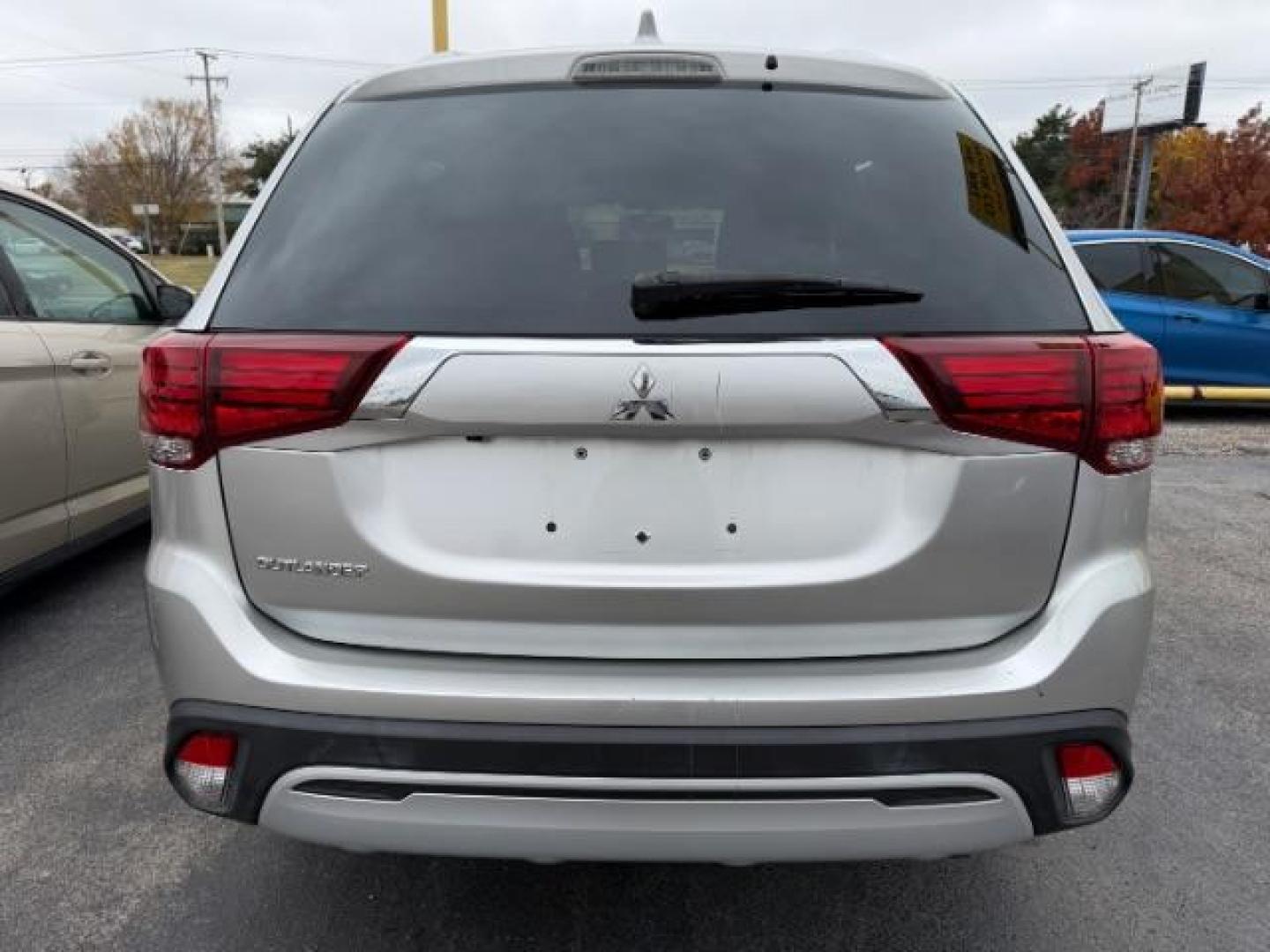 2020 SILVER Mitsubishi Outlander ES 2.4 (JA4AD2A38LZ) with an 2.4L I-4 MIVEC variable valve control engine, located at 2715 W Pioneer Pkwy, Arlington, TX, 76013, (817) 265-9009, 32.710262, -97.153236 - Photo#6