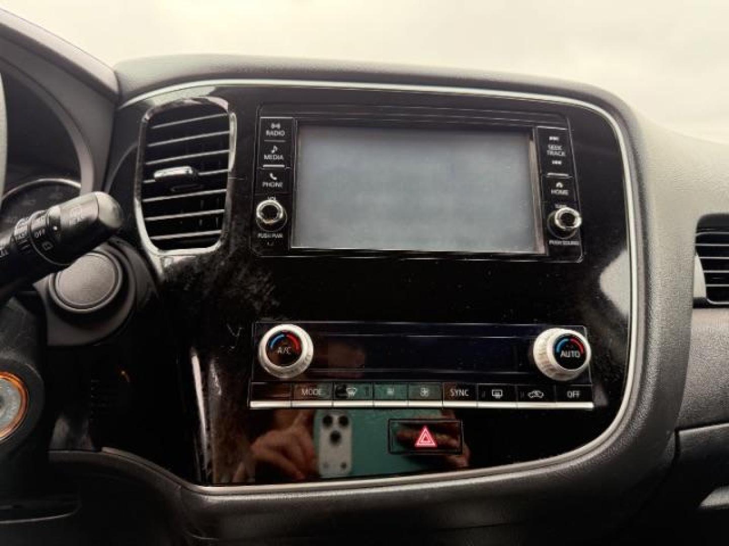 2020 SILVER Mitsubishi Outlander ES 2.4 (JA4AD2A38LZ) with an 2.4L I-4 MIVEC variable valve control engine, located at 2715 W Pioneer Pkwy, Arlington, TX, 76013, (817) 265-9009, 32.710262, -97.153236 - Photo#17