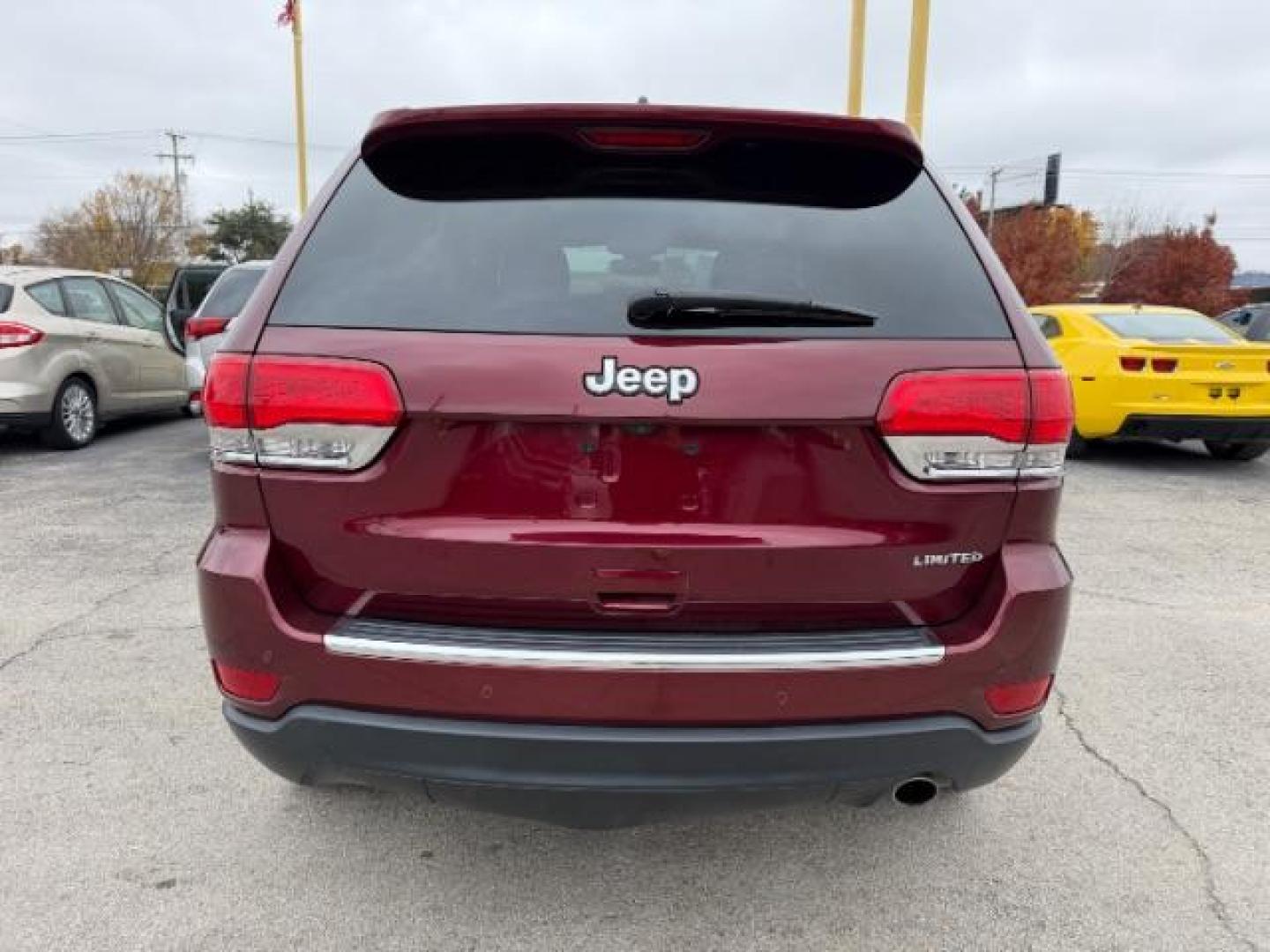 2017 RED Jeep Grand Cherokee Limited 4x2 (1C4RJEBG8HC) , located at 2715 W Pioneer Pkwy, Arlington, TX, 76013, (817) 265-9009, 32.710262, -97.153236 - Photo#8