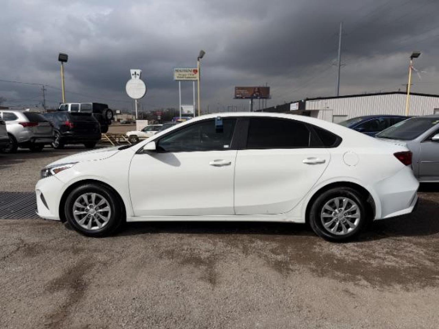 2022 WHITE Kia Forte FE (3KPF24AD0NE) with an 2L I-4 DOHC engine, located at 2715 W Pioneer Pkwy, Arlington, TX, 76013, (817) 265-9009, 32.710262, -97.153236 - Photo#2
