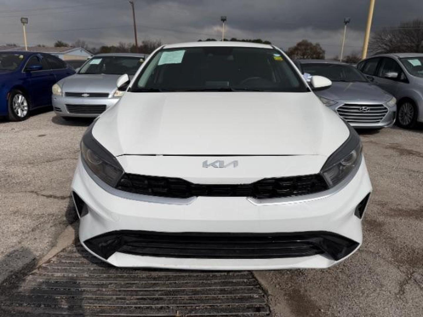 2022 WHITE Kia Forte FE (3KPF24AD0NE) with an 2L I-4 DOHC engine, located at 2715 W Pioneer Pkwy, Arlington, TX, 76013, (817) 265-9009, 32.710262, -97.153236 - Photo#3