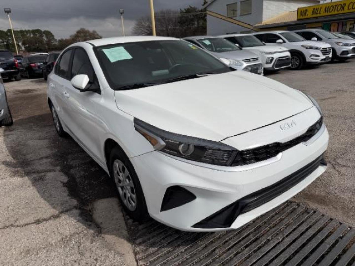 2022 WHITE Kia Forte FE (3KPF24AD0NE) with an 2L I-4 DOHC engine, located at 2715 W Pioneer Pkwy, Arlington, TX, 76013, (817) 265-9009, 32.710262, -97.153236 - Photo#4
