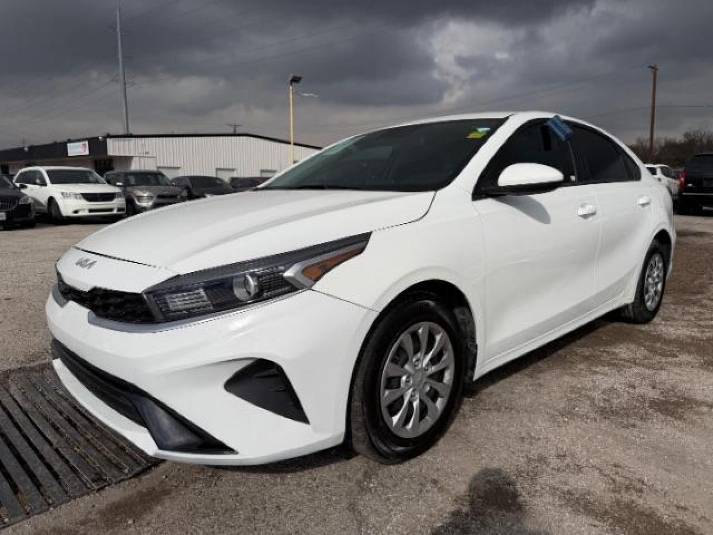 2022 WHITE Kia Forte FE (3KPF24AD0NE) with an 2L I-4 DOHC engine, located at 2715 W Pioneer Pkwy, Arlington, TX, 76013, (817) 265-9009, 32.710262, -97.153236 - Photo#5