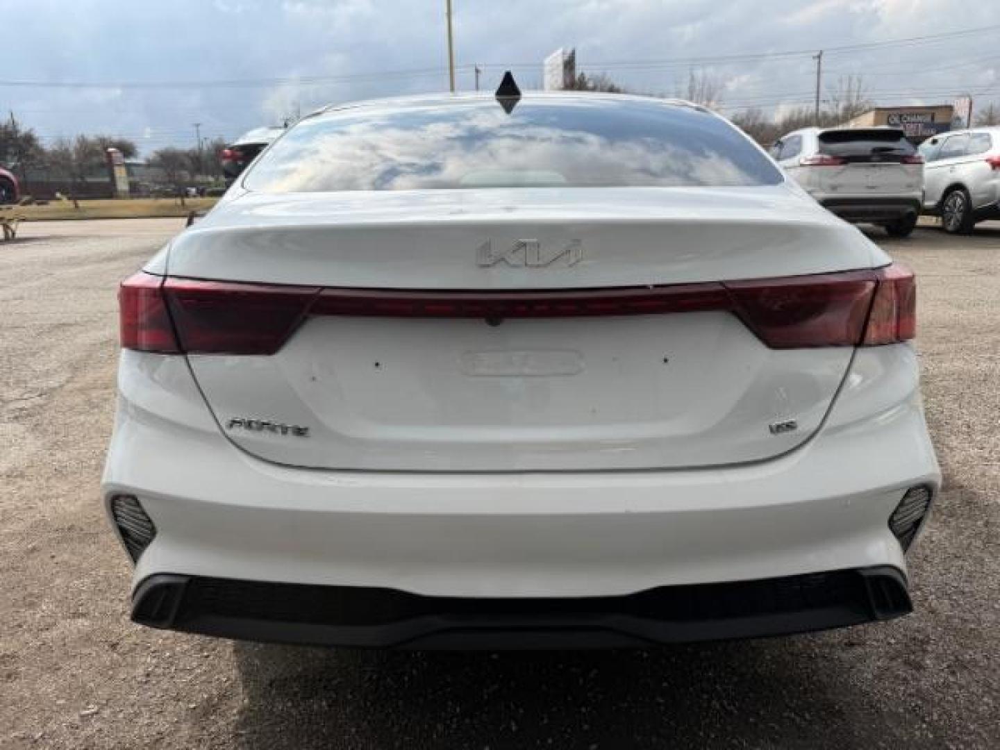 2022 WHITE Kia Forte FE (3KPF24AD0NE) with an 2L I-4 DOHC engine, located at 2715 W Pioneer Pkwy, Arlington, TX, 76013, (817) 265-9009, 32.710262, -97.153236 - Photo#6