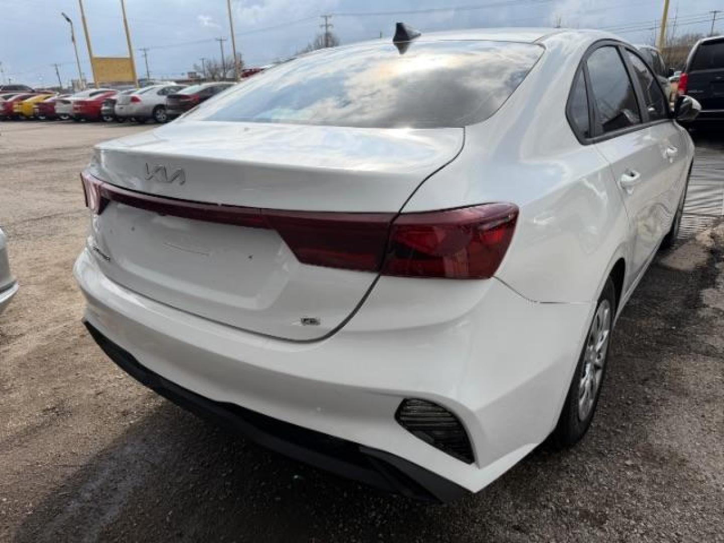 2022 WHITE Kia Forte FE (3KPF24AD0NE) with an 2L I-4 DOHC engine, located at 2715 W Pioneer Pkwy, Arlington, TX, 76013, (817) 265-9009, 32.710262, -97.153236 - Photo#7