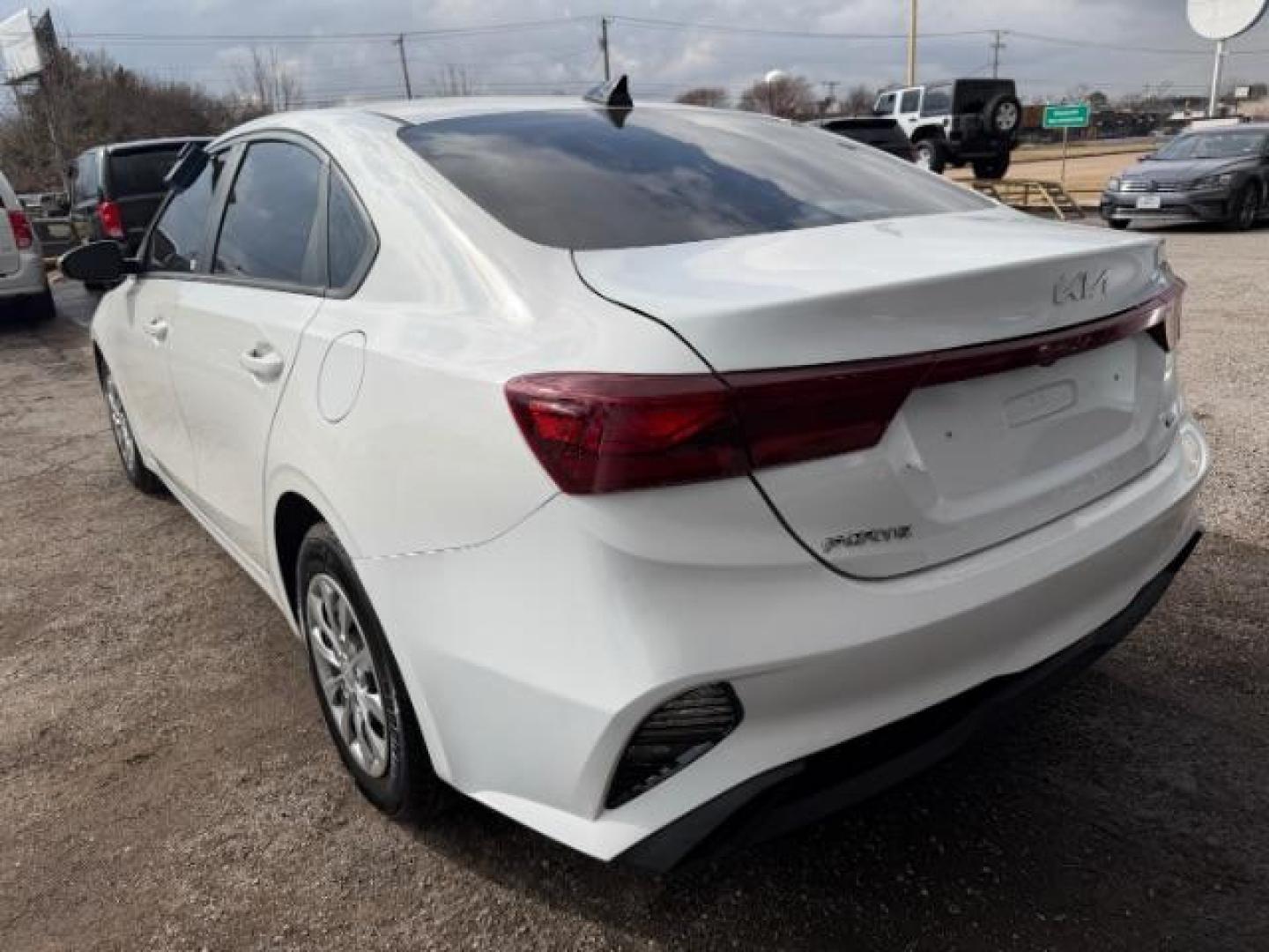 2022 WHITE Kia Forte FE (3KPF24AD0NE) with an 2L I-4 DOHC engine, located at 2715 W Pioneer Pkwy, Arlington, TX, 76013, (817) 265-9009, 32.710262, -97.153236 - Photo#10