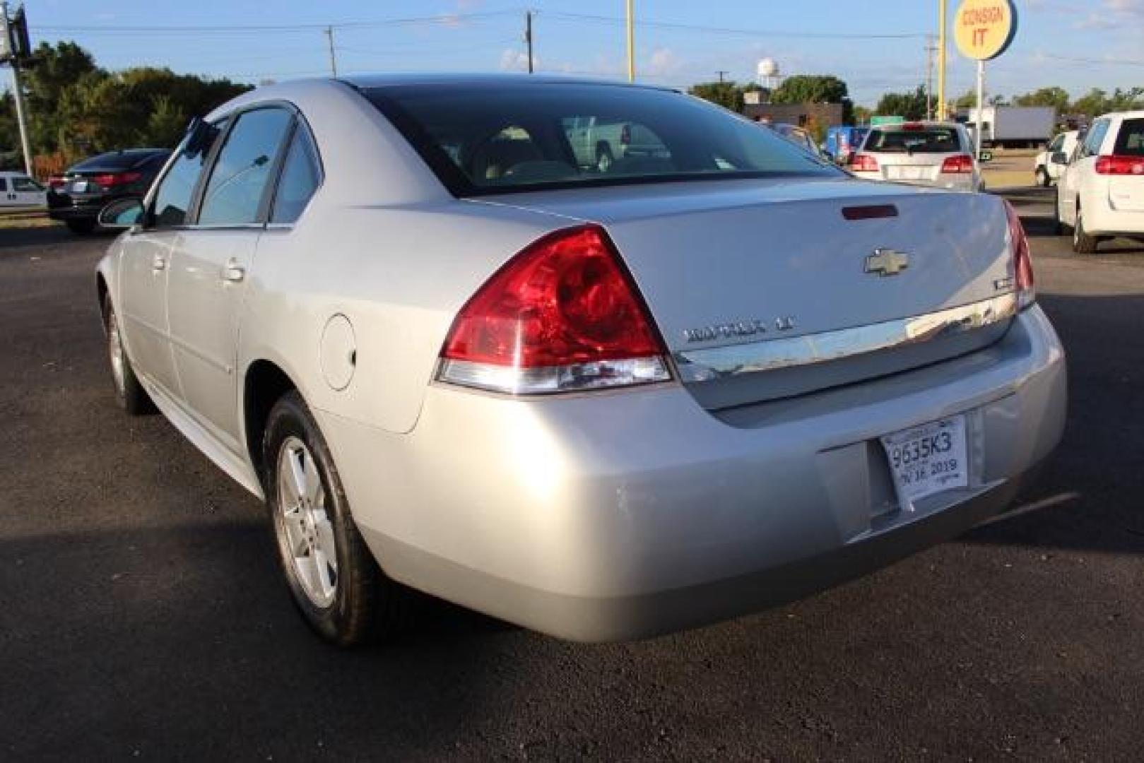 2016 SILVER Chevrolet Impala Limited LS (2G1WA5E3XG1) with an 3.6L V-6 gasoline direct injection engine, located at 2715 W Pioneer Pkwy, Arlington, TX, 76013, (817) 265-9009, 32.710262, -97.153236 - Photo#6