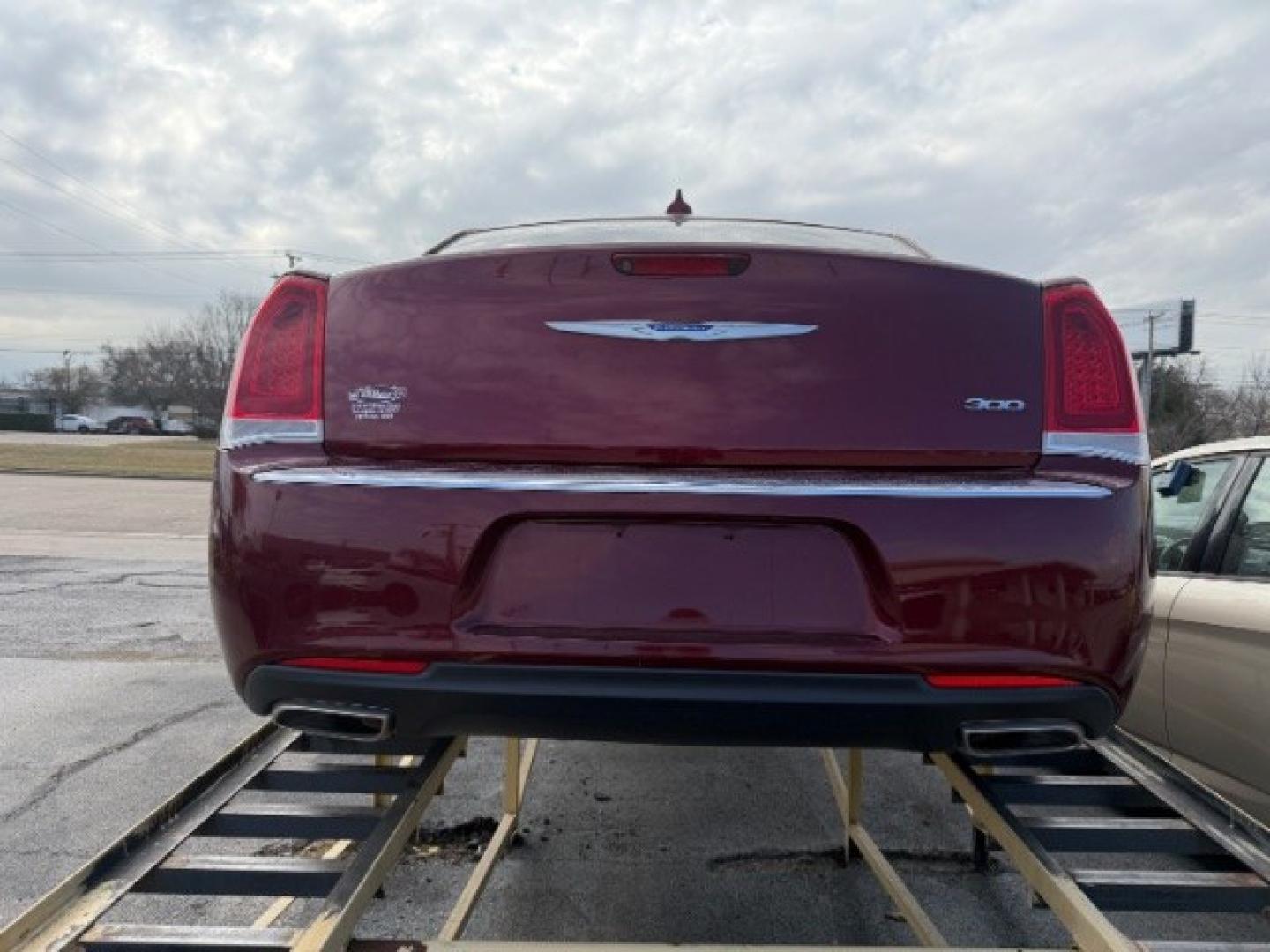 2019 MAROON Chrysler 300 Touring (2C3CCAAG0KH) with an Pentastar 3.6L V-6 D engine, located at 2715 W Pioneer Pkwy, Arlington, TX, 76013, (817) 265-9009, 32.710262, -97.153236- Photo#4