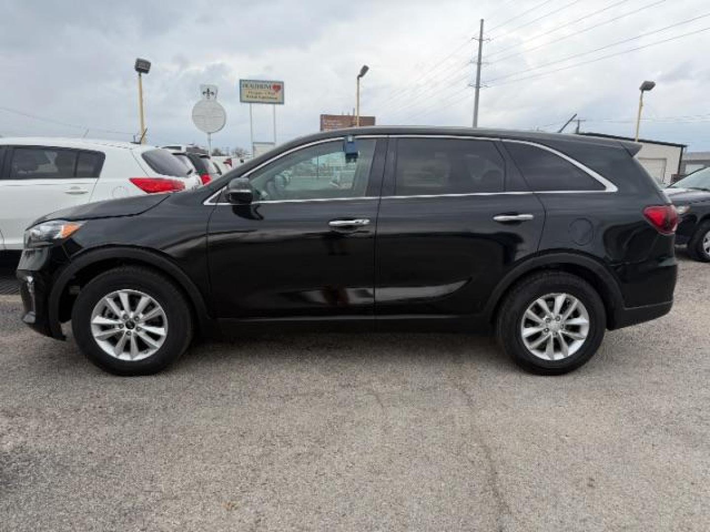2020 MAROON Kia Sorento 2.4L L (5XYPG4A33LG) with an 2.4L I-4 gasoline direct injection engine, located at 2715 W Pioneer Pkwy, Arlington, TX, 76013, (817) 265-9009, 32.710262, -97.153236 - Photo#1