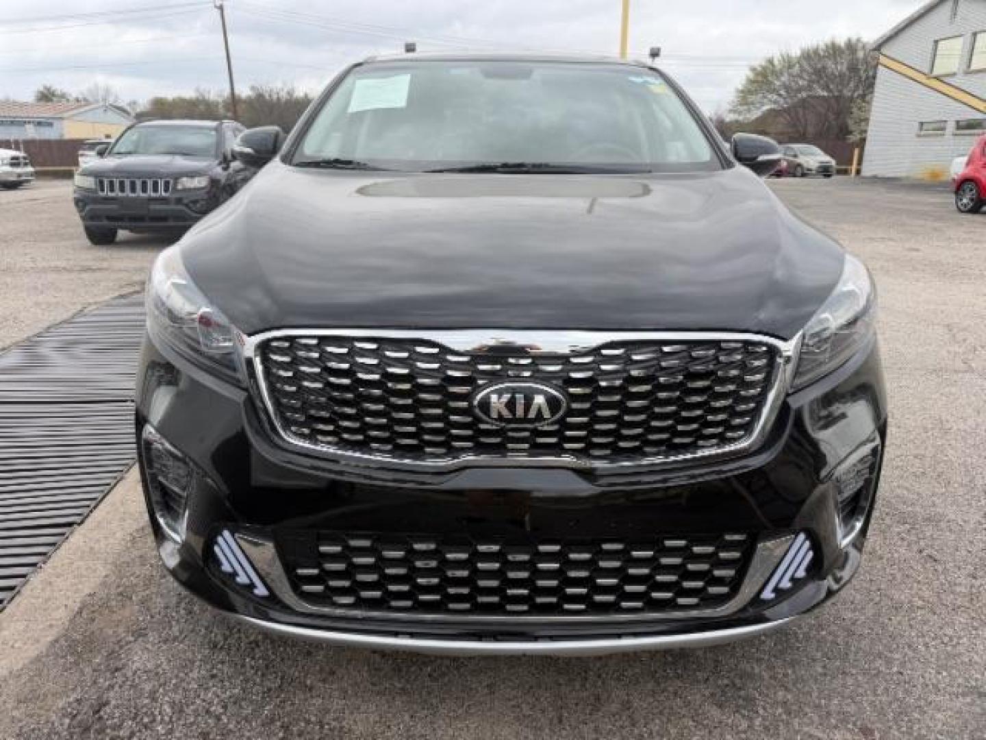 2020 MAROON Kia Sorento 2.4L L (5XYPG4A33LG) with an 2.4L I-4 gasoline direct injection engine, located at 2715 W Pioneer Pkwy, Arlington, TX, 76013, (817) 265-9009, 32.710262, -97.153236 - Photo#4