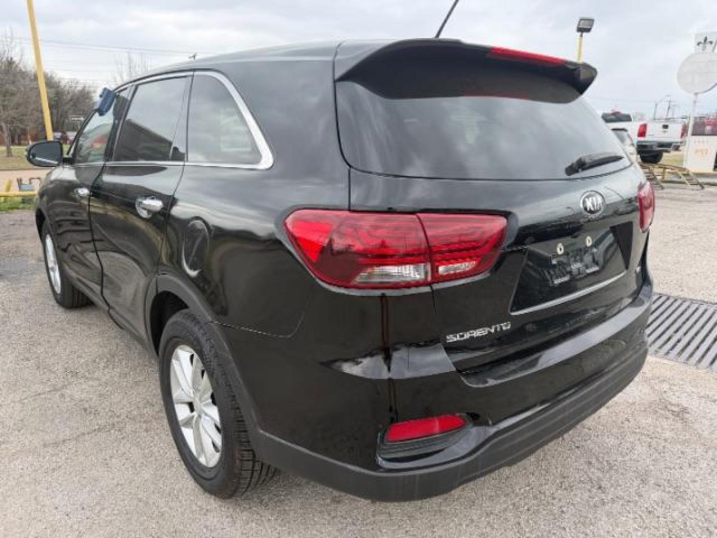 2020 MAROON Kia Sorento 2.4L L (5XYPG4A33LG) with an 2.4L I-4 gasoline direct injection engine, located at 2715 W Pioneer Pkwy, Arlington, TX, 76013, (817) 265-9009, 32.710262, -97.153236 - Photo#8