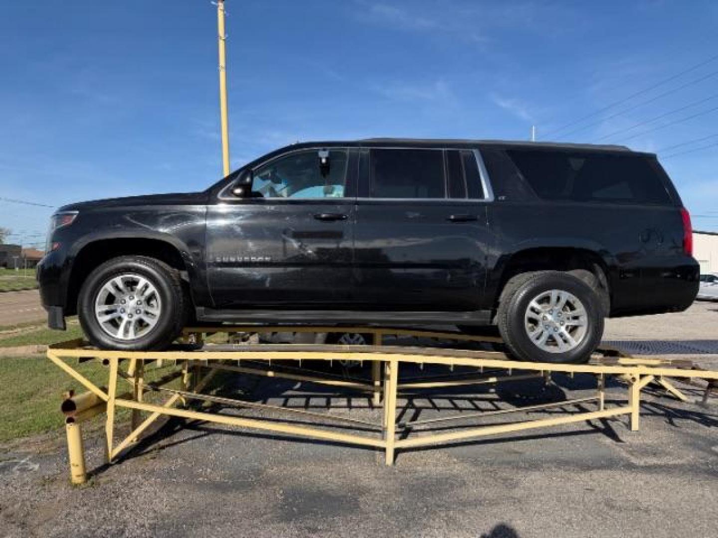 2019 BLACK Chevrolet Suburban LT (1GNSCHKC8KR) with an EcoTec3 5.3L V-8 gasoline direct injection engine, located at 2715 W Pioneer Pkwy, Arlington, TX, 76013, (817) 265-9009, 32.710262, -97.153236 - Photo#3