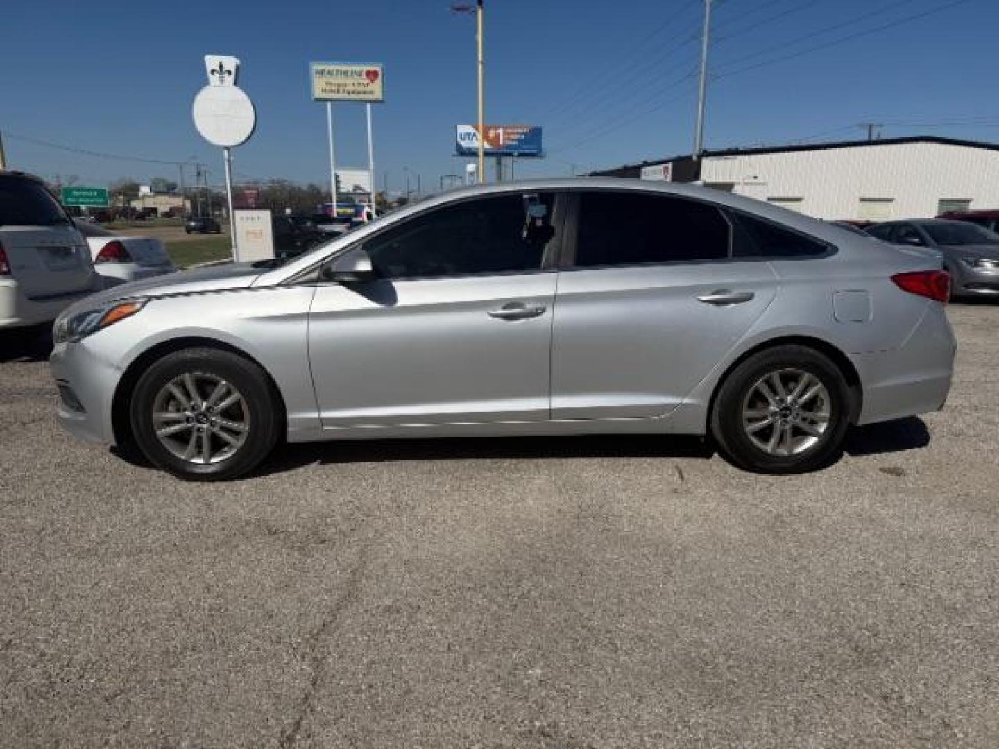 2016 SILVER Hyundai Sonata SE (5NPE24AF2GH) with an 2.4L I-4 gasoline di engine, located at 2715 W Pioneer Pkwy, Arlington, TX, 76013, (817) 265-9009, 32.710262, -97.153236 - Photo#1
