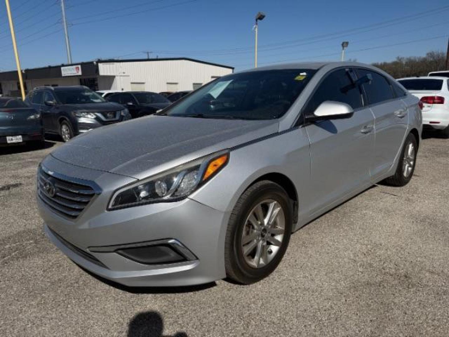 2016 SILVER Hyundai Sonata SE (5NPE24AF2GH) with an 2.4L I-4 gasoline di engine, located at 2715 W Pioneer Pkwy, Arlington, TX, 76013, (817) 265-9009, 32.710262, -97.153236 - Photo#2