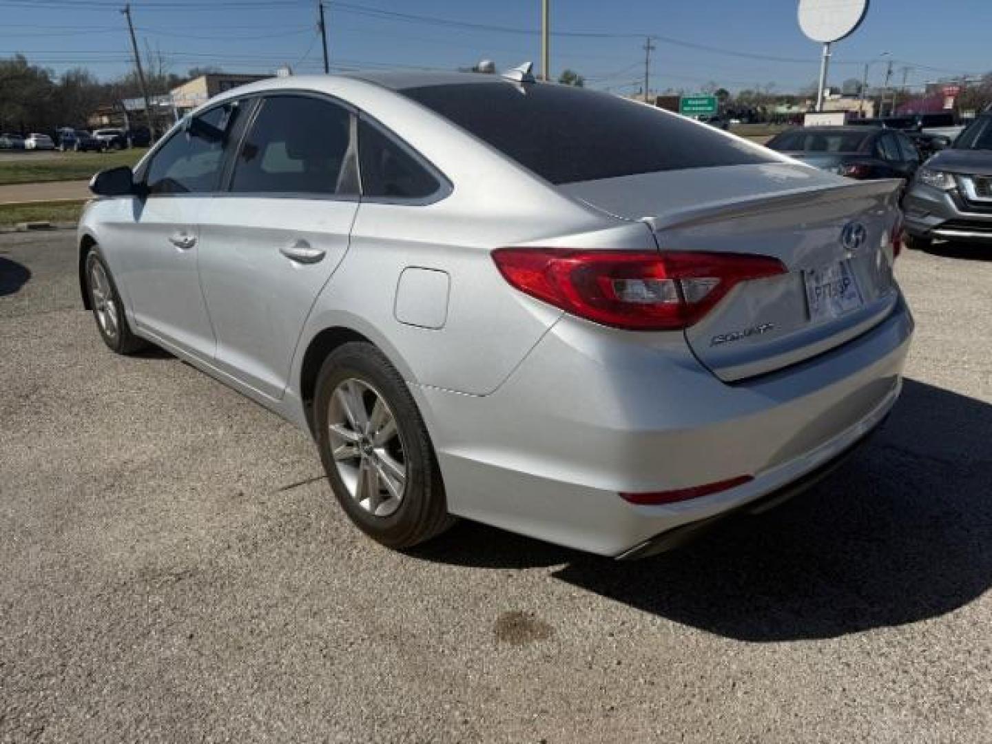 2016 SILVER Hyundai Sonata SE (5NPE24AF2GH) with an 2.4L I-4 gasoline di engine, located at 2715 W Pioneer Pkwy, Arlington, TX, 76013, (817) 265-9009, 32.710262, -97.153236 - Photo#8