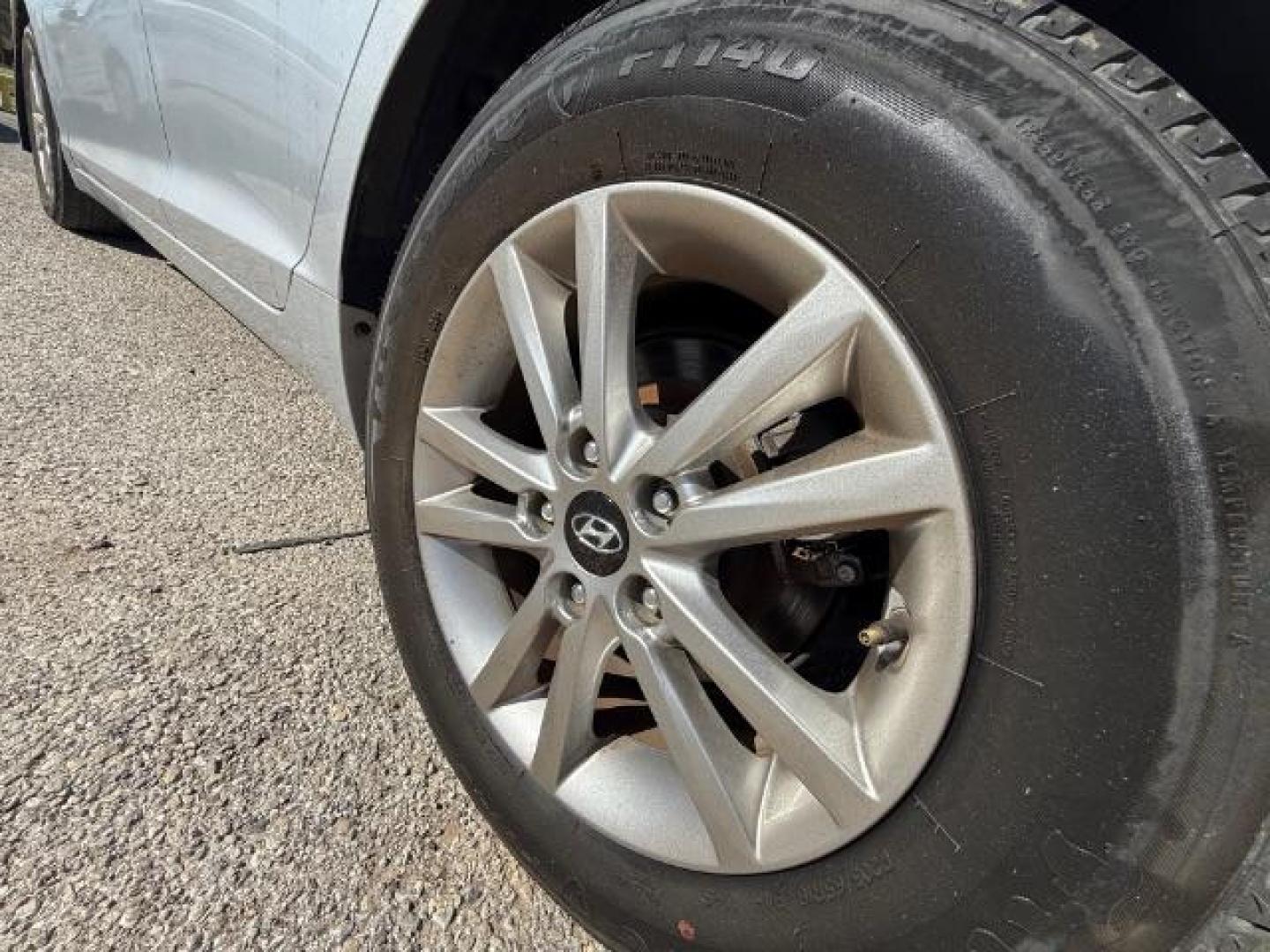 2016 SILVER Hyundai Sonata SE (5NPE24AF2GH) with an 2.4L I-4 gasoline di engine, located at 2715 W Pioneer Pkwy, Arlington, TX, 76013, (817) 265-9009, 32.710262, -97.153236 - Photo#9