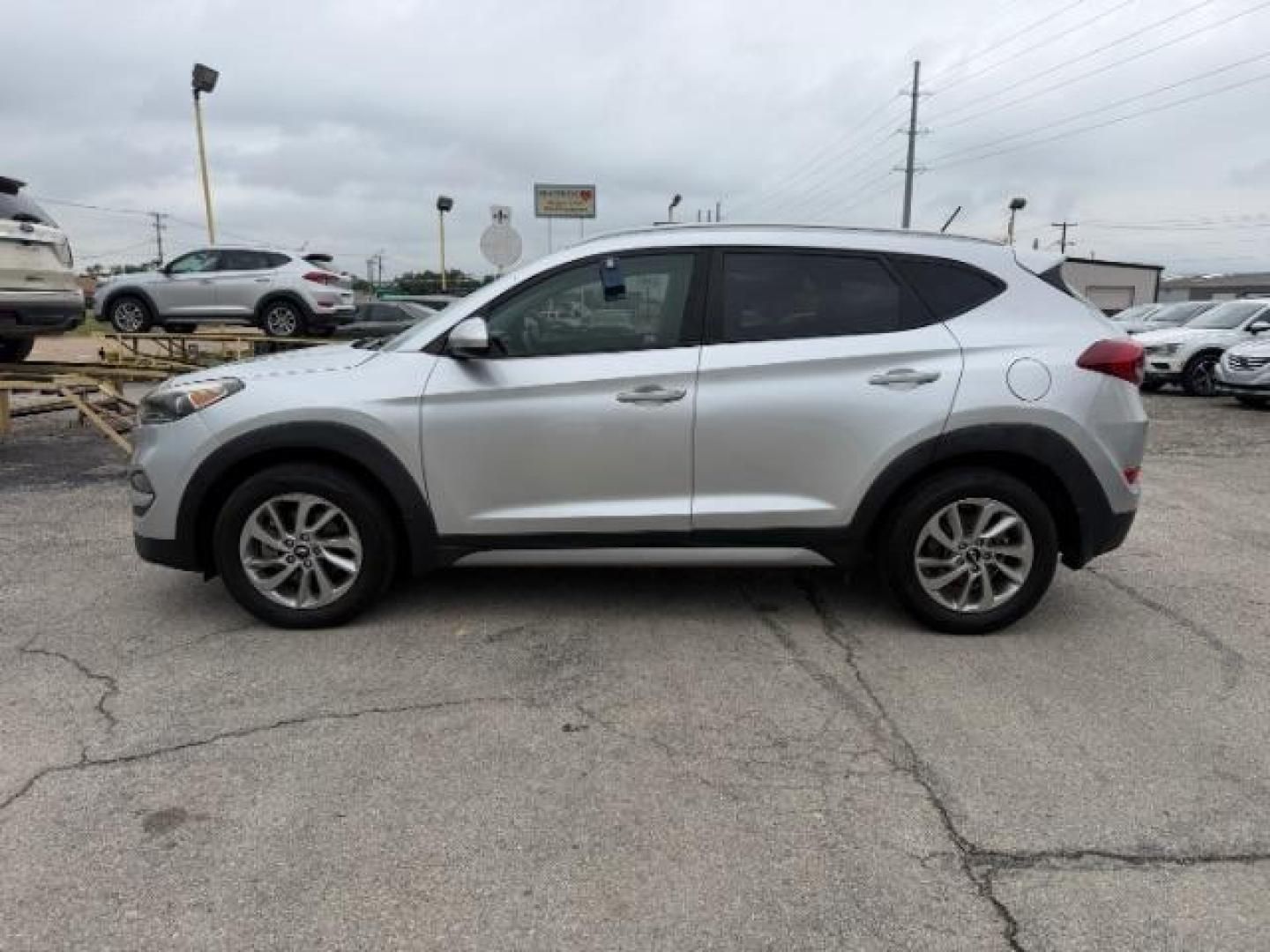 2017 SILVER Hyundai Tucson SE (KM8J33A42HU) with an Nu 2L I-4 gasoline direct injection engine, located at 2715 W Pioneer Pkwy, Arlington, TX, 76013, (817) 265-9009, 32.710262, -97.153236 - Photo#2