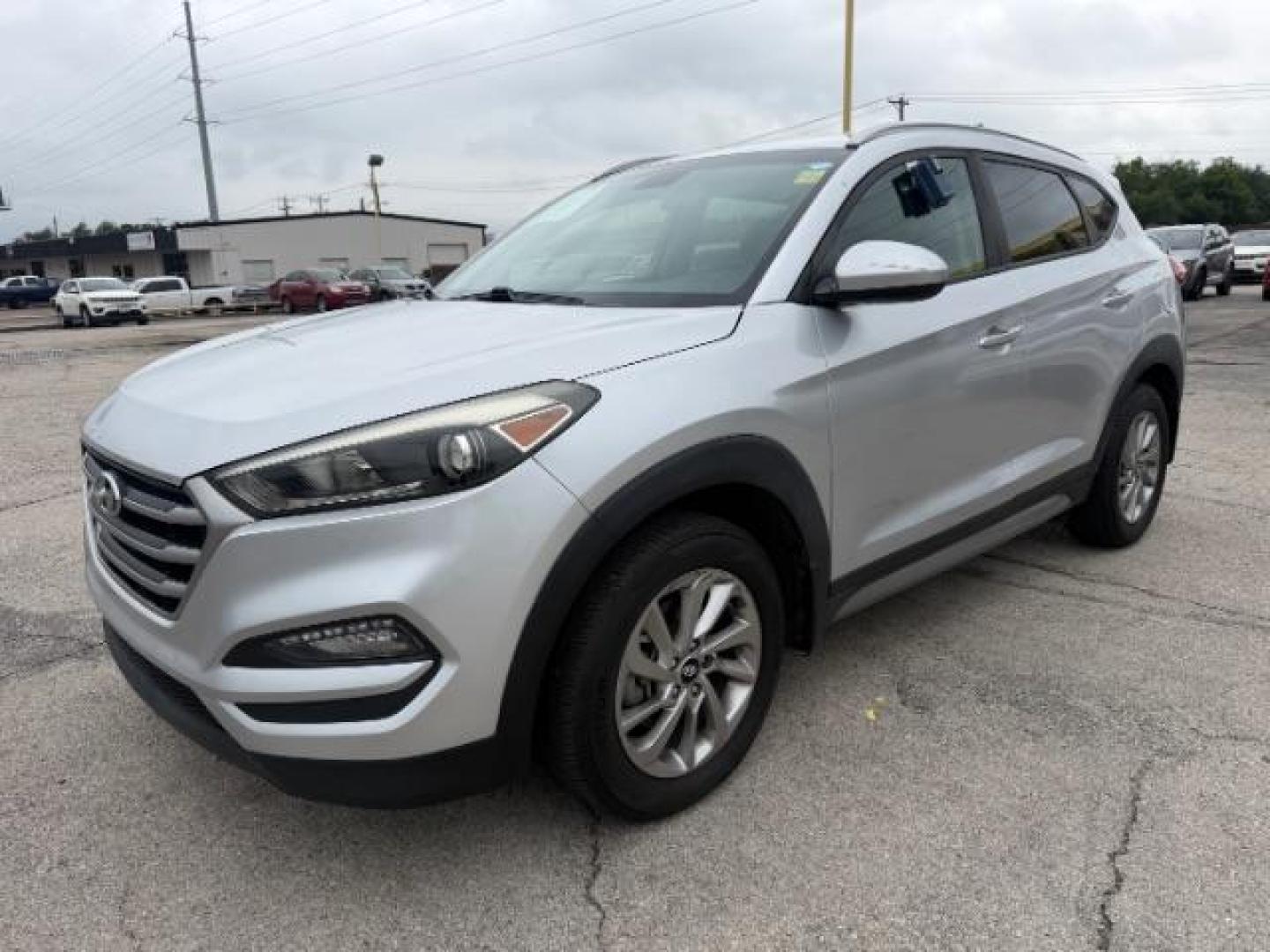 2017 SILVER Hyundai Tucson SE (KM8J33A42HU) with an Nu 2L I-4 gasoline direct injection engine, located at 2715 W Pioneer Pkwy, Arlington, TX, 76013, (817) 265-9009, 32.710262, -97.153236 - Photo#3