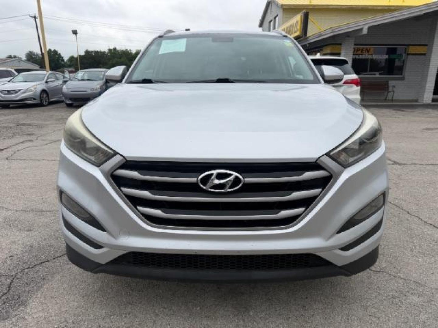 2017 SILVER Hyundai Tucson SE (KM8J33A42HU) with an Nu 2L I-4 gasoline direct injection engine, located at 2715 W Pioneer Pkwy, Arlington, TX, 76013, (817) 265-9009, 32.710262, -97.153236 - Photo#4