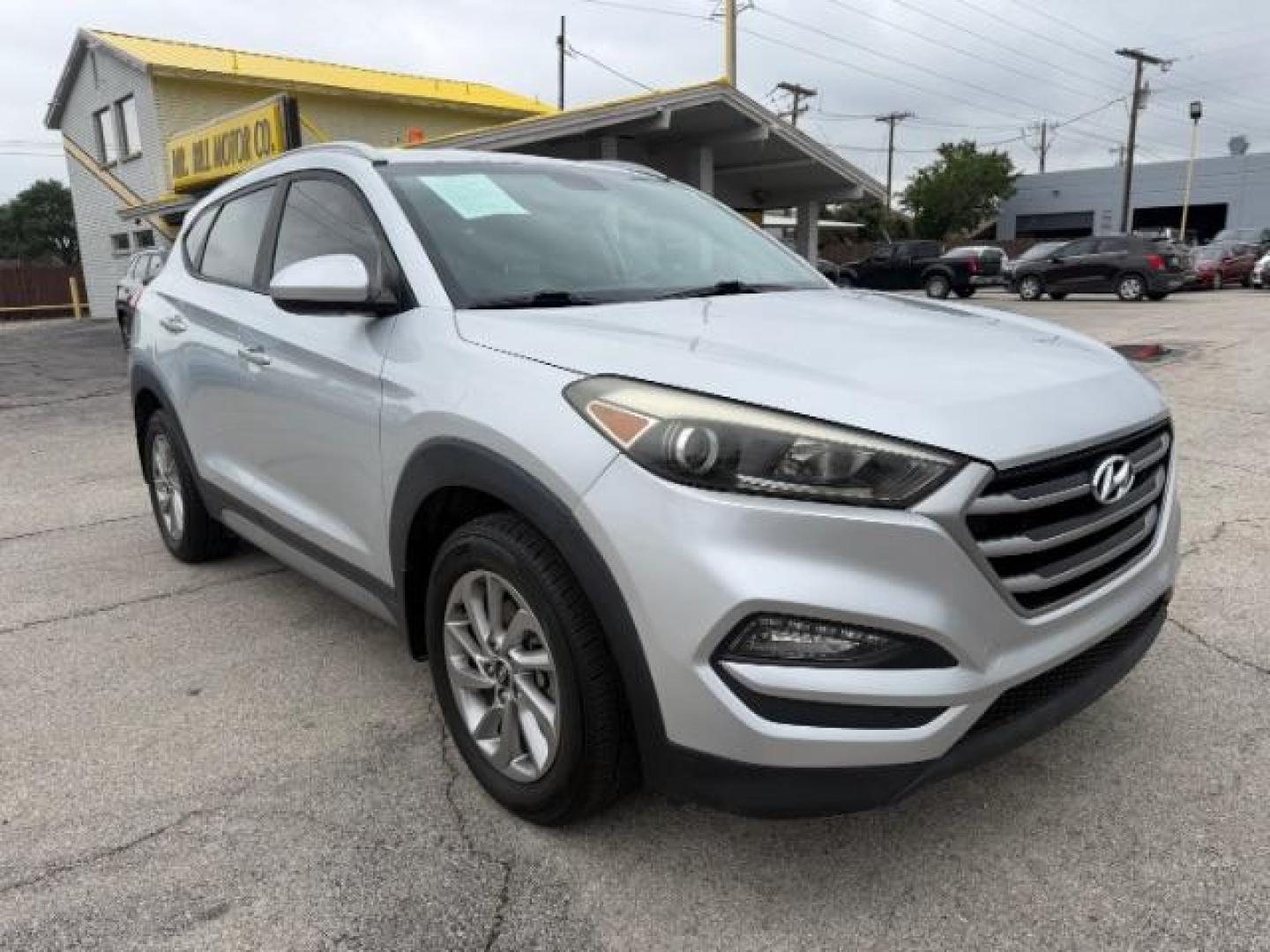 2017 SILVER Hyundai Tucson SE (KM8J33A42HU) with an Nu 2L I-4 gasoline direct injection engine, located at 2715 W Pioneer Pkwy, Arlington, TX, 76013, (817) 265-9009, 32.710262, -97.153236 - Photo#5