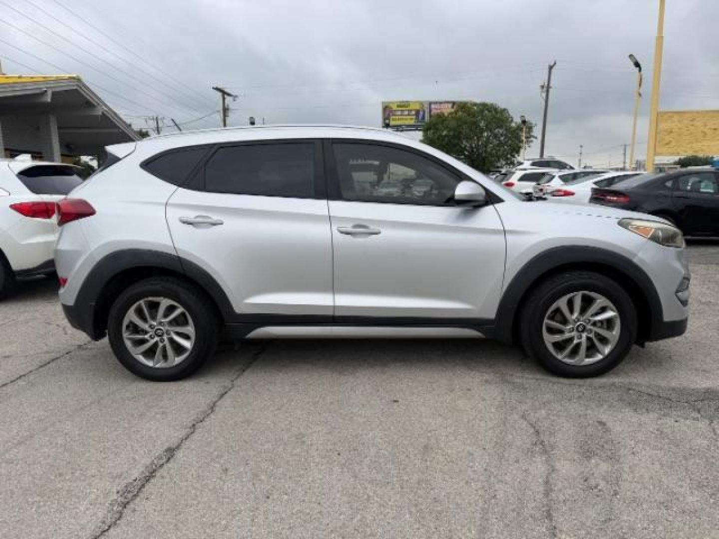 2017 SILVER Hyundai Tucson SE (KM8J33A42HU) with an Nu 2L I-4 gasoline direct injection engine, located at 2715 W Pioneer Pkwy, Arlington, TX, 76013, (817) 265-9009, 32.710262, -97.153236 - Photo#6