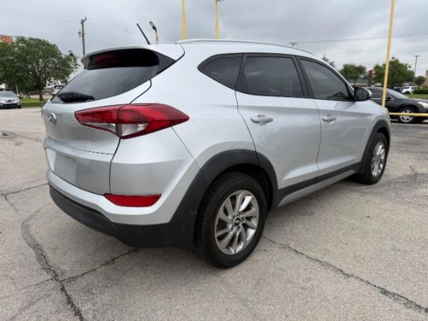2017 SILVER Hyundai Tucson SE (KM8J33A42HU) with an Nu 2L I-4 gasoline direct injection engine, located at 2715 W Pioneer Pkwy, Arlington, TX, 76013, (817) 265-9009, 32.710262, -97.153236 - Photo#7