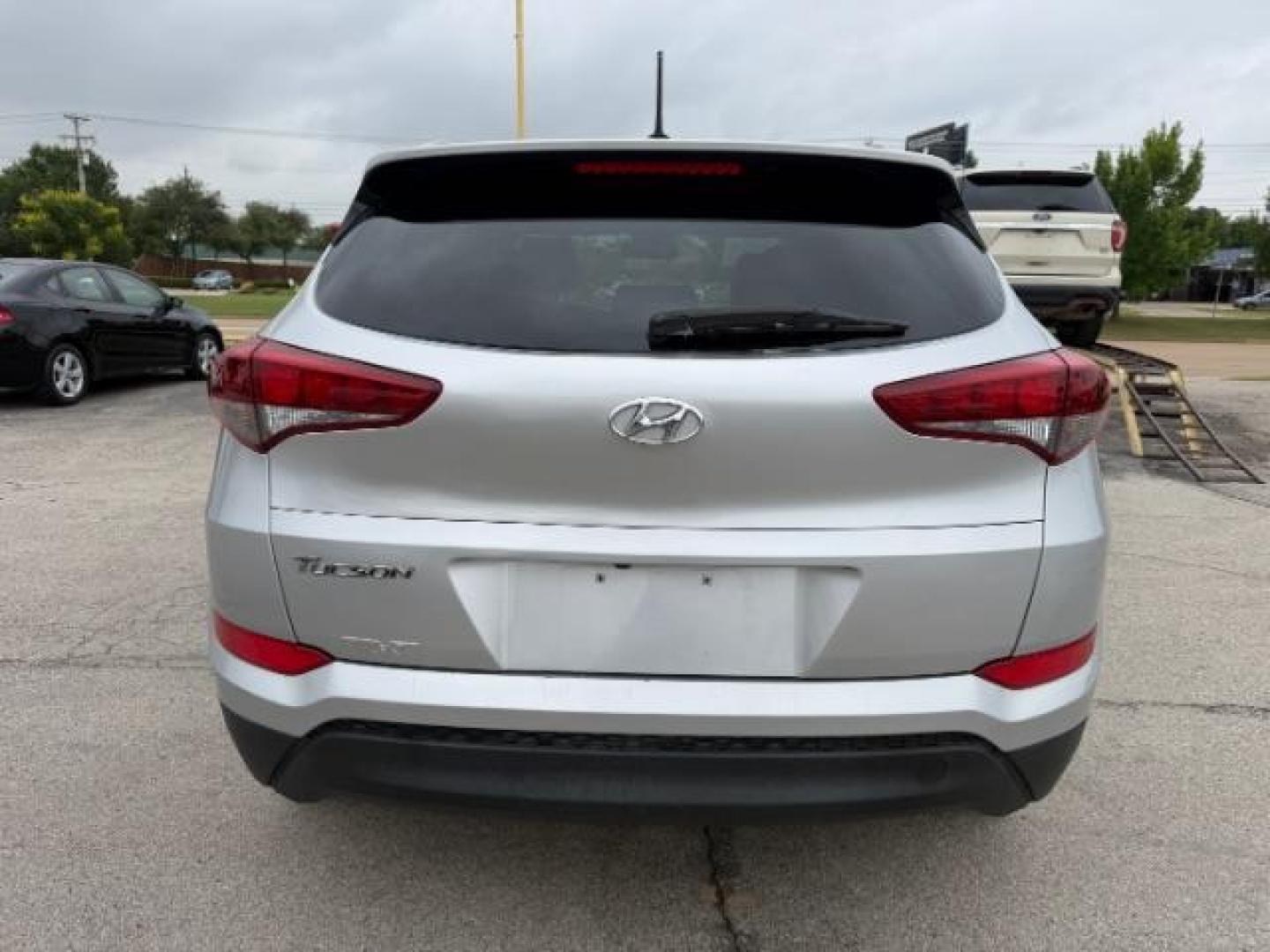 2017 SILVER Hyundai Tucson SE (KM8J33A42HU) with an Nu 2L I-4 gasoline direct injection engine, located at 2715 W Pioneer Pkwy, Arlington, TX, 76013, (817) 265-9009, 32.710262, -97.153236 - Photo#8