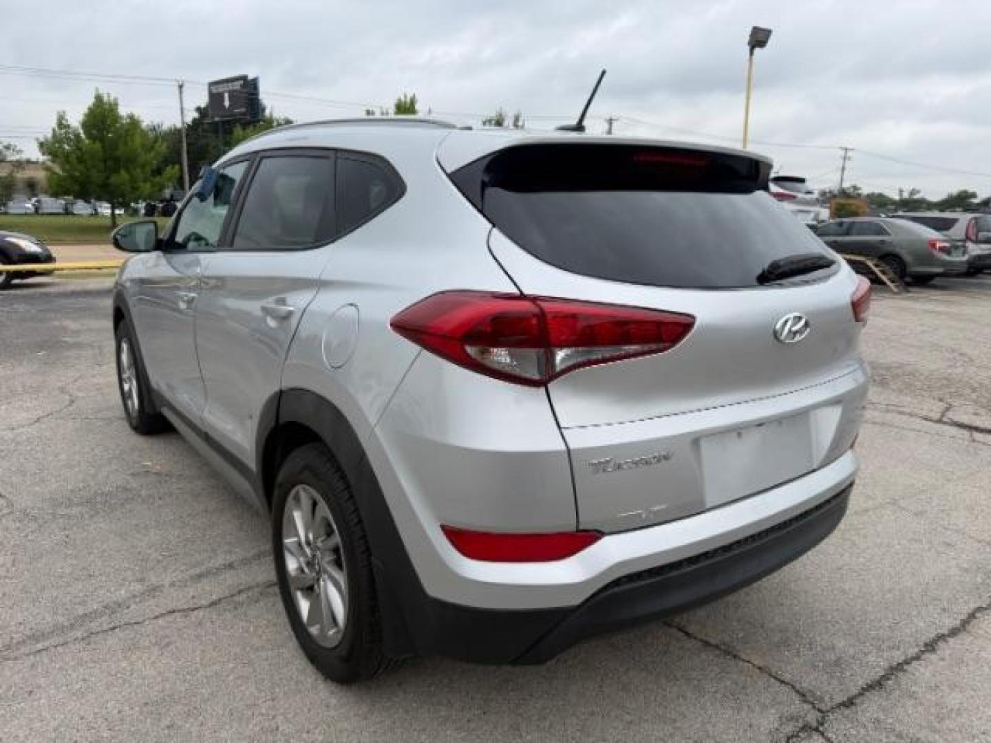 2017 SILVER Hyundai Tucson SE (KM8J33A42HU) with an Nu 2L I-4 gasoline direct injection engine, located at 2715 W Pioneer Pkwy, Arlington, TX, 76013, (817) 265-9009, 32.710262, -97.153236 - Photo#9