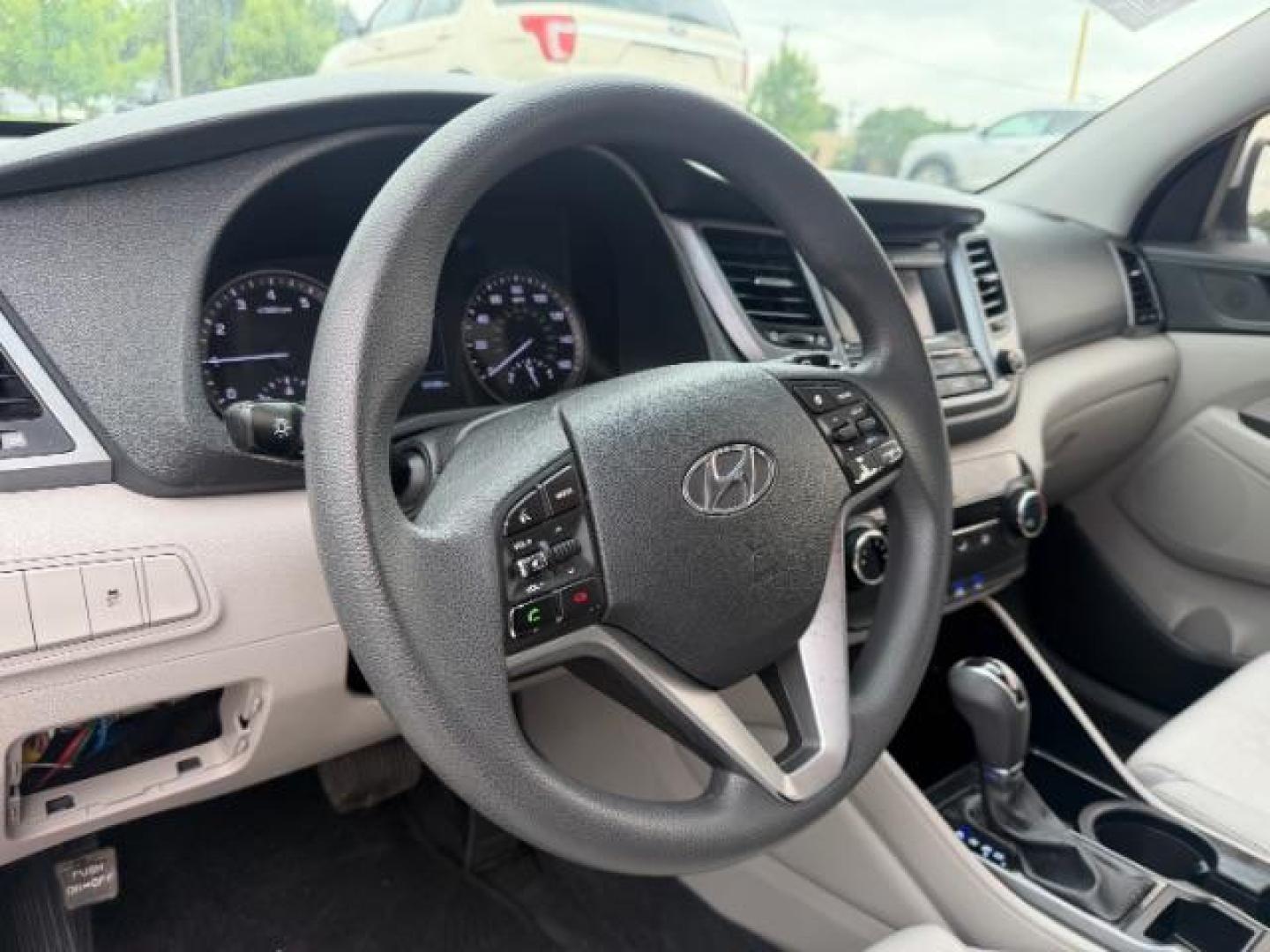 2017 SILVER Hyundai Tucson SE (KM8J33A42HU) with an Nu 2L I-4 gasoline direct injection engine, located at 2715 W Pioneer Pkwy, Arlington, TX, 76013, (817) 265-9009, 32.710262, -97.153236 - Photo#15