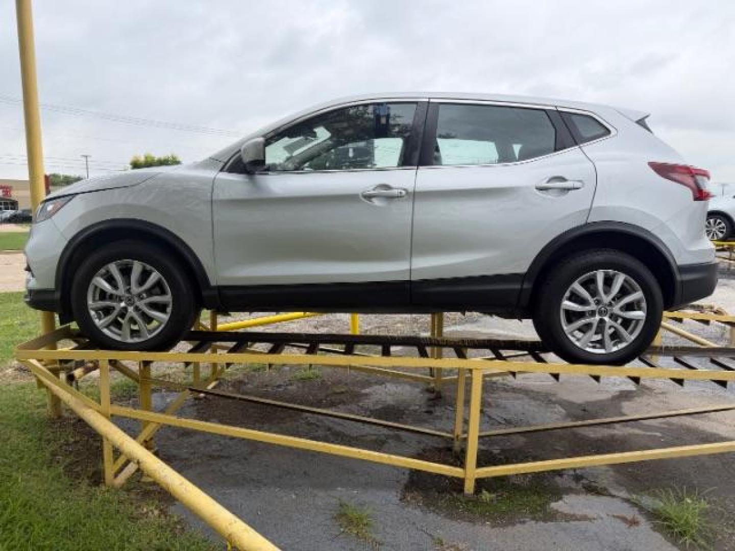 2022 SILVER Nissan Rogue Sport S AWD Xtronic CVT (JN1BJ1AW3NW) with an 2L I-4 gasoline direct injection engine, located at 2715 W Pioneer Pkwy, Arlington, TX, 76013, (817) 265-9009, 32.710262, -97.153236 - Photo#2