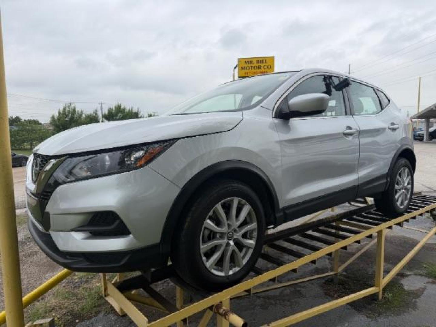 2022 SILVER Nissan Rogue Sport S AWD Xtronic CVT (JN1BJ1AW3NW) with an 2L I-4 gasoline direct injection engine, located at 2715 W Pioneer Pkwy, Arlington, TX, 76013, (817) 265-9009, 32.710262, -97.153236 - Photo#3