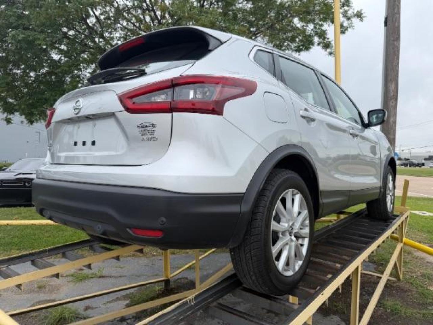 2022 SILVER Nissan Rogue Sport S AWD Xtronic CVT (JN1BJ1AW3NW) with an 2L I-4 gasoline direct injection engine, located at 2715 W Pioneer Pkwy, Arlington, TX, 76013, (817) 265-9009, 32.710262, -97.153236 - Photo#5