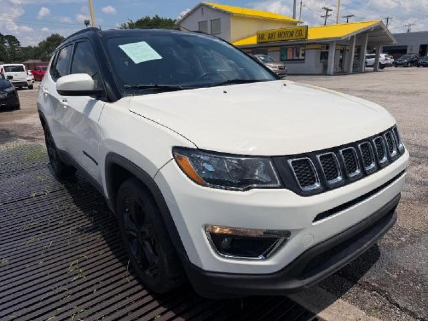 2019 WHITE Jeep Compass Altitude FWD (3C4NJCBB5KT) with an 2.4L I-4 variable valve control engine, located at 2715 W Pioneer Pkwy, Arlington, TX, 76013, (817) 265-9009, 32.710262, -97.153236 - Photo#3