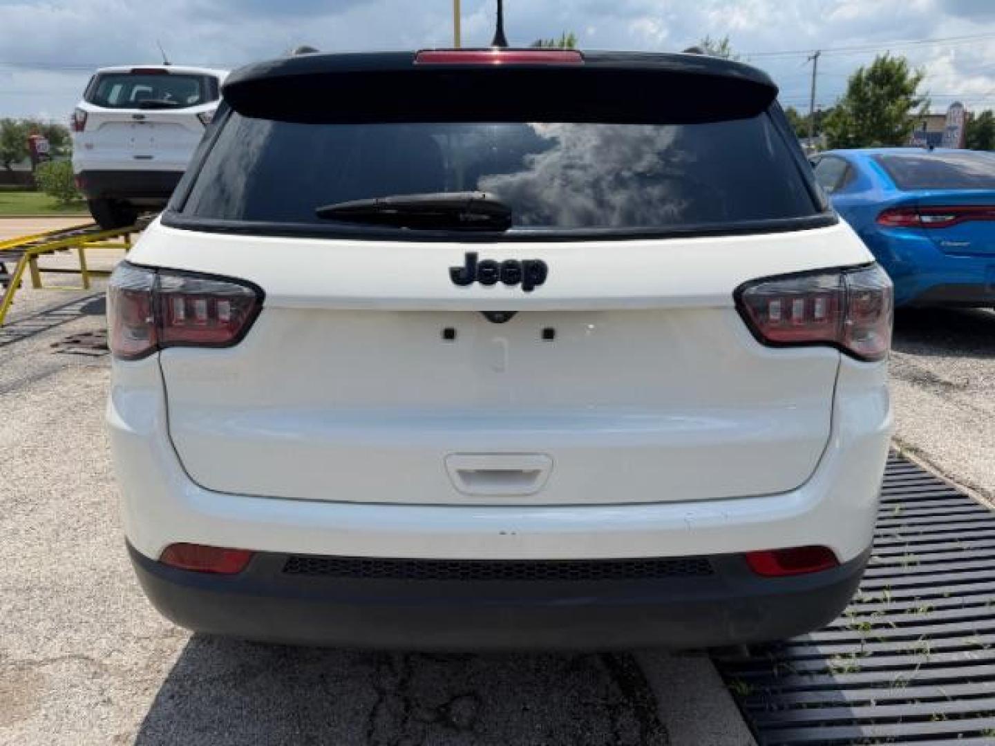 2019 WHITE Jeep Compass Altitude FWD (3C4NJCBB5KT) with an 2.4L I-4 variable valve control engine, located at 2715 W Pioneer Pkwy, Arlington, TX, 76013, (817) 265-9009, 32.710262, -97.153236 - Photo#4