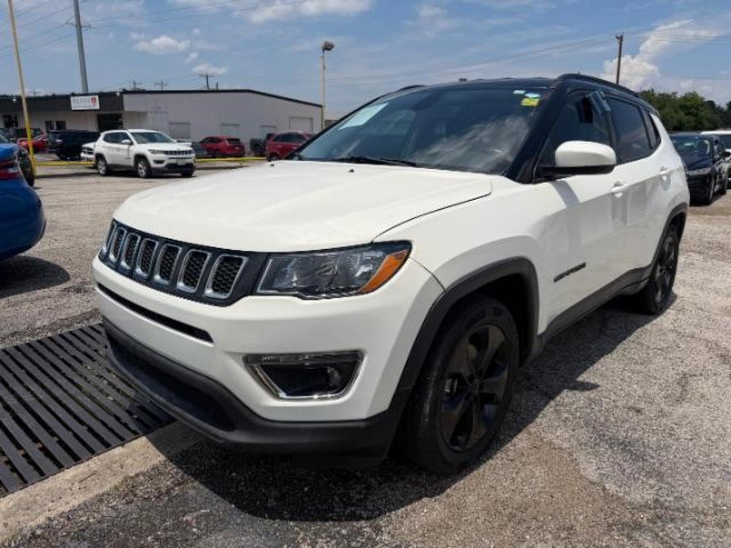 2019 WHITE Jeep Compass Altitude FWD (3C4NJCBB5KT) with an 2.4L I-4 variable valve control engine, located at 2715 W Pioneer Pkwy, Arlington, TX, 76013, (817) 265-9009, 32.710262, -97.153236 - Photo#5