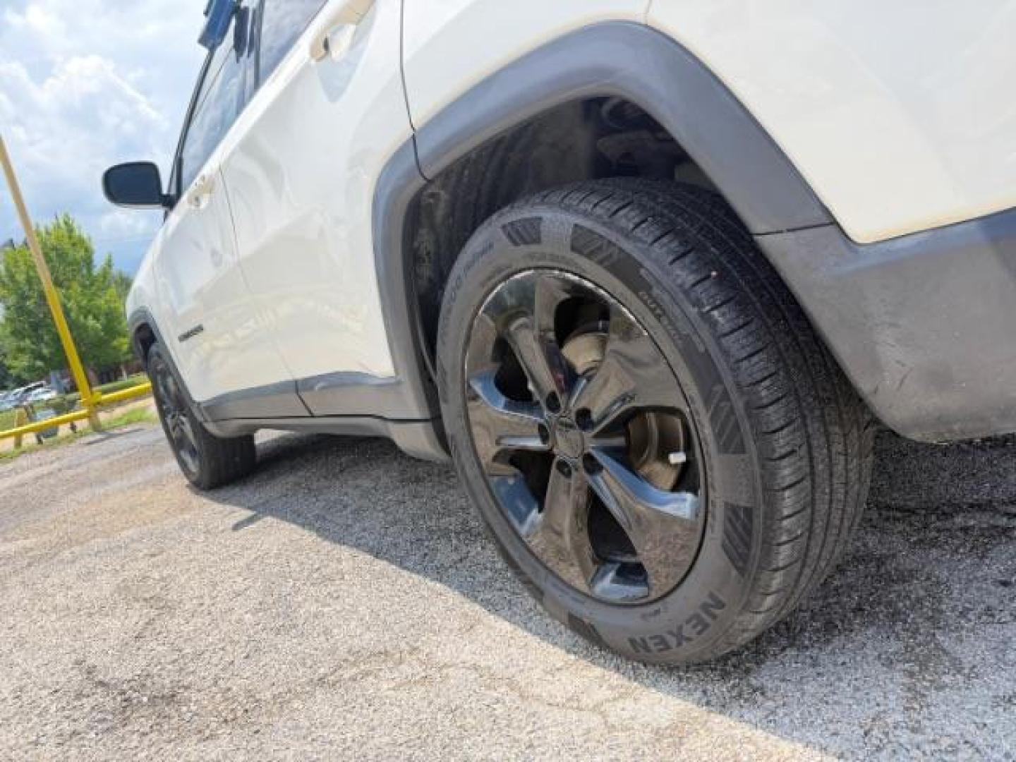 2019 WHITE Jeep Compass Altitude FWD (3C4NJCBB5KT) with an 2.4L I-4 variable valve control engine, located at 2715 W Pioneer Pkwy, Arlington, TX, 76013, (817) 265-9009, 32.710262, -97.153236 - Photo#9
