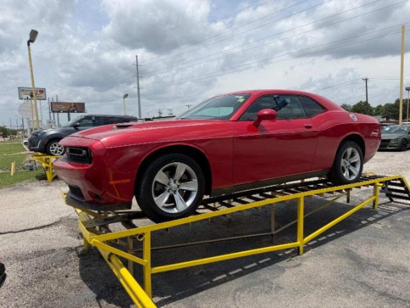 2015 RED Dodge Challenger SXT (2C3CDZAGXFH) with an 3.6L V-6 DOHC engine, located at 2715 W Pioneer Pkwy, Arlington, TX, 76013, (817) 265-9009, 32.710262, -97.153236 - Photo#3