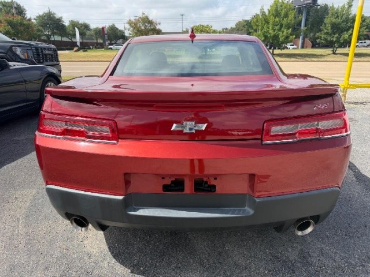 2014 RED Chevrolet Camaro 1LT (2G1FB1E31E9) with an 3.6L V-6 gasoline direct injection engine, located at 2715 W Pioneer Pkwy, Arlington, TX, 76013, (817) 265-9009, 32.710262, -97.153236- Photo#6
