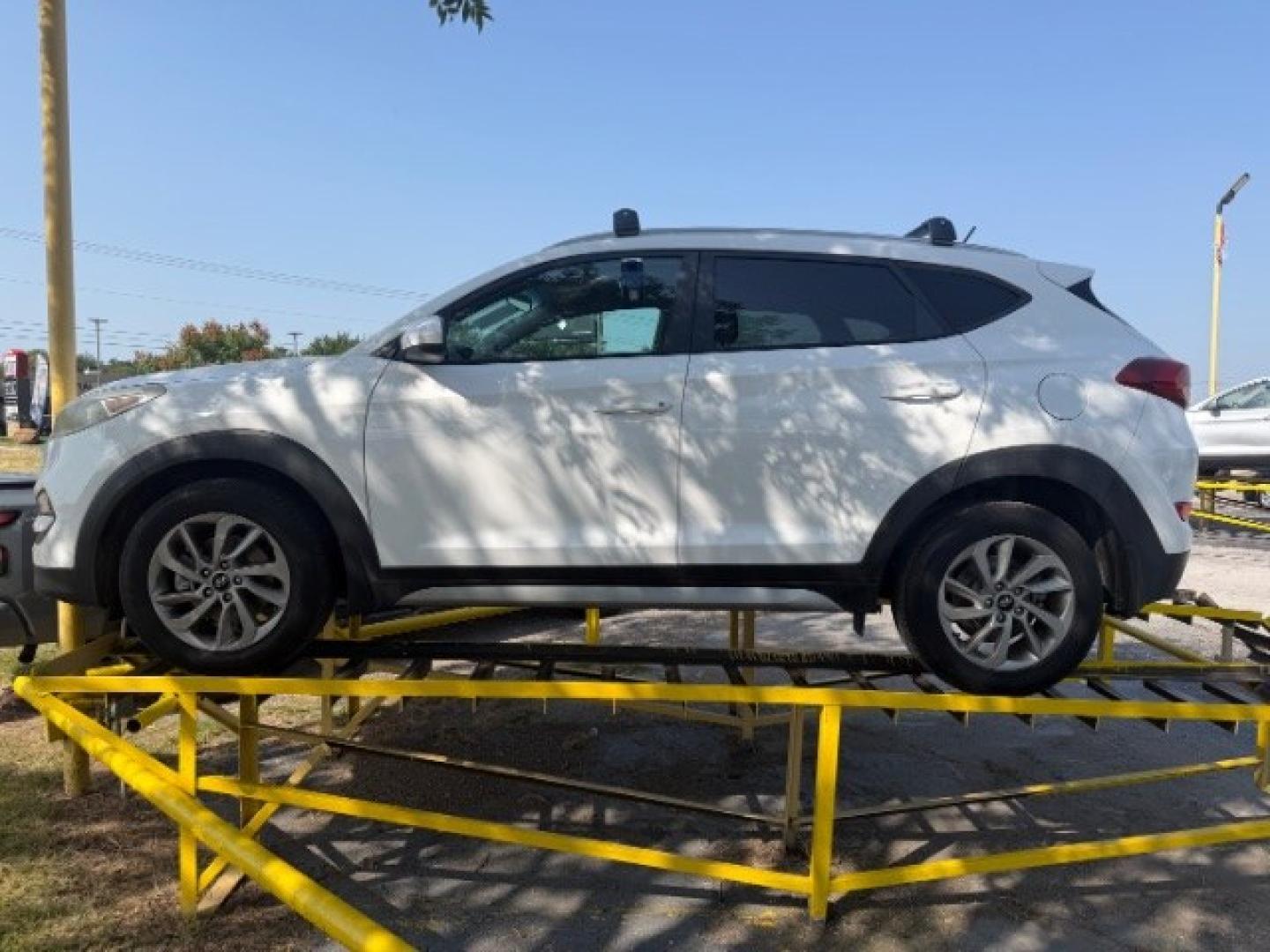 2017 WHITE Hyundai Tucson SE AWD (KM8J3CA41HU) with an 2.0L L4 DOHC 16V engine, 6-Speed Automatic transmission, located at 2715 W Pioneer Pkwy, Arlington, TX, 76013, (817) 265-9009, 32.710262, -97.153236- Photo#1
