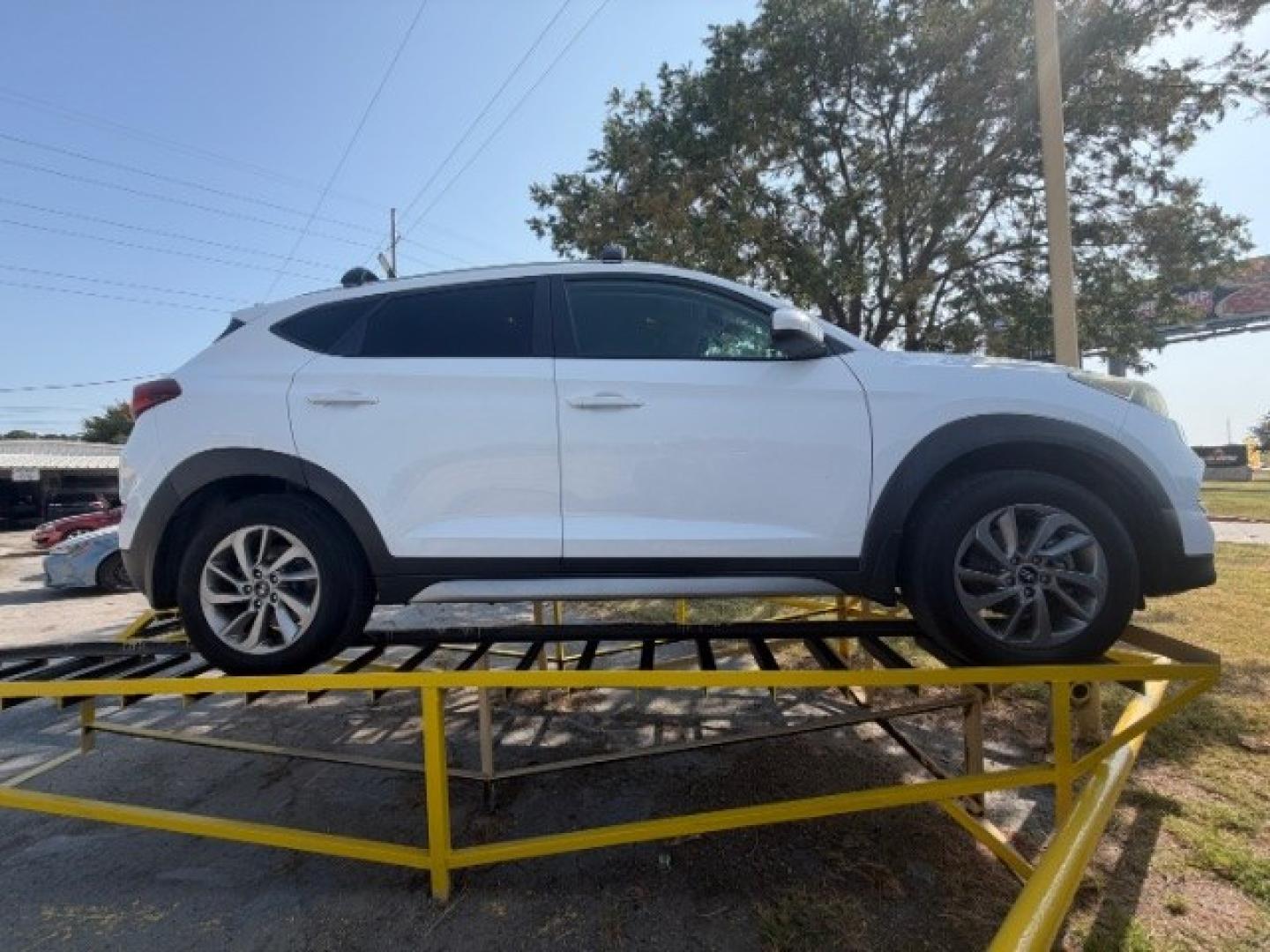 2017 WHITE Hyundai Tucson SE AWD (KM8J3CA41HU) with an 2.0L L4 DOHC 16V engine, 6-Speed Automatic transmission, located at 2715 W Pioneer Pkwy, Arlington, TX, 76013, (817) 265-9009, 32.710262, -97.153236- Photo#3