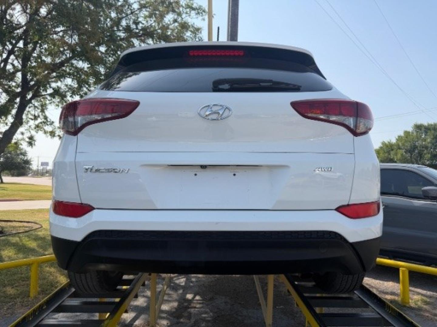 2017 WHITE Hyundai Tucson SE AWD (KM8J3CA41HU) with an 2.0L L4 DOHC 16V engine, 6-Speed Automatic transmission, located at 2715 W Pioneer Pkwy, Arlington, TX, 76013, (817) 265-9009, 32.710262, -97.153236- Photo#5