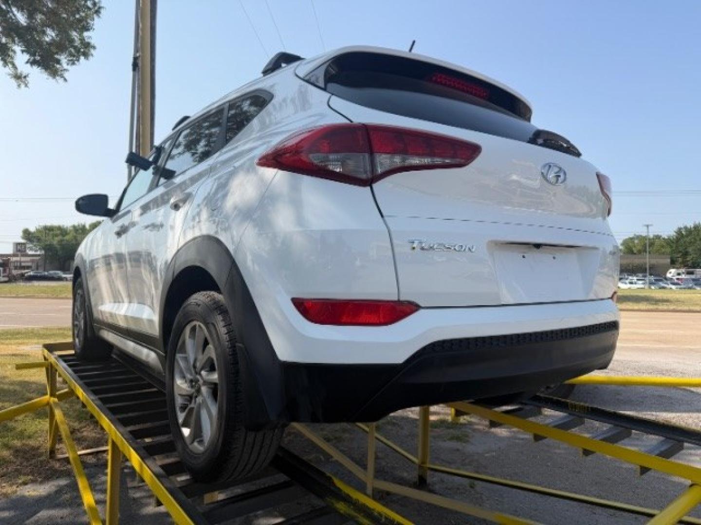 2017 WHITE Hyundai Tucson SE AWD (KM8J3CA41HU) with an 2.0L L4 DOHC 16V engine, 6-Speed Automatic transmission, located at 2715 W Pioneer Pkwy, Arlington, TX, 76013, (817) 265-9009, 32.710262, -97.153236- Photo#6